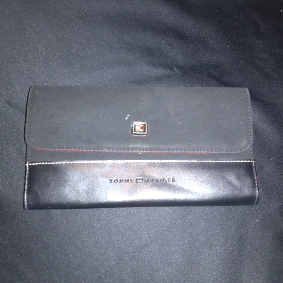 GUC Tommy Hilfiger Wallet 7 1/2X 4. Part Leather/canvas - Picture 1 of 12